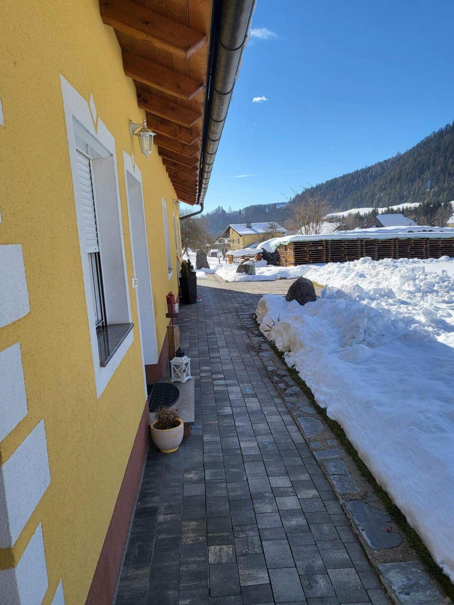 Mit Terrasse Und Viel Ruhe